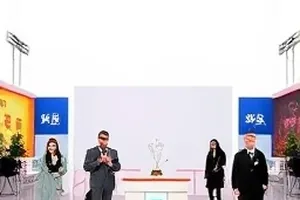 错位叠印的春日街景，色彩偏移的印刷质感
