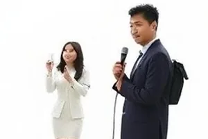 电梯轿厢内的楼层按钮与倒影构图