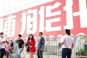 摊开的手账本与别在封面的圆珠笔