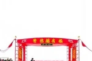 废弃厂房铁门与旧式录音带并置的封面构图
