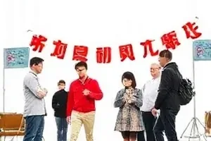 楼顶铁架上的简易风速仪迎着晨光