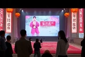 深夜便利店冷柜与进货单据的并置画面